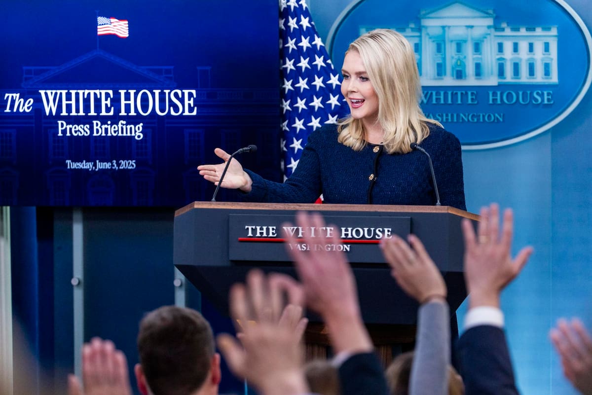 La secretaria de prensa de la Casa Blanca, Karoline Leavitt, responde a una pregunta de los medios de comunicación durante la rueda de prensa diaria en la sala de prensa de la Casa Blanca en Washington, DC, Estados Unidos, el 3 de junio de 2025. | Crédito: EFE/EPA/SHAWN THEW