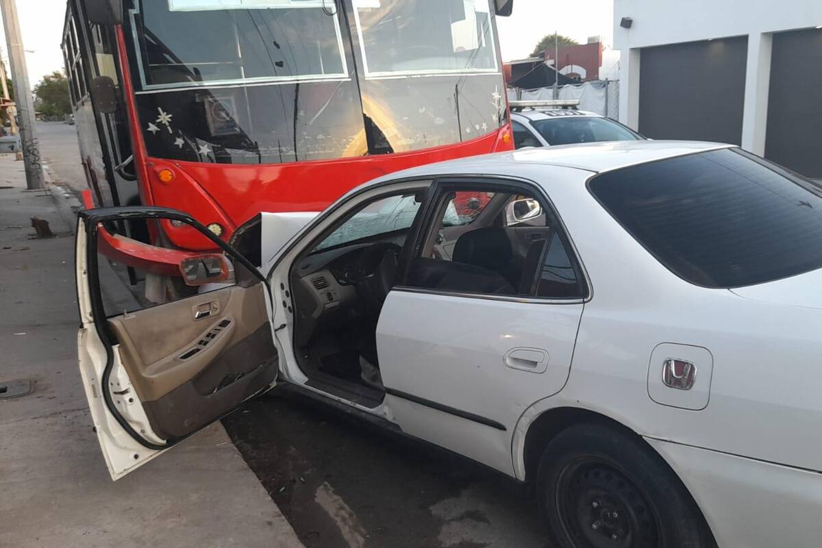 Hombre pierde el control de su vehículo e impacta a camión estacionado