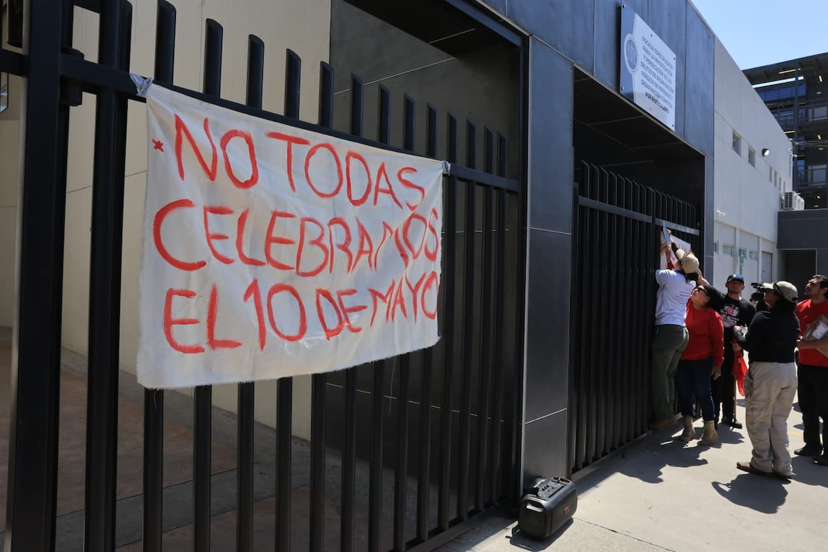 Alrededor de 50 integrantes de colectivos participaron en la movilización desde la Glorieta Cuauhtémoc, en Zona Río, hasta las instalaciones de la Fiscalía General del Estado. Foto: Sergio Ortiz