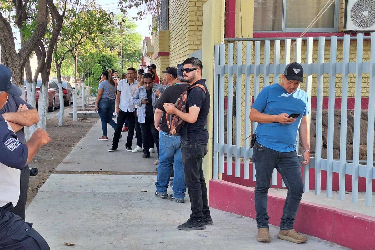 Hacen fila para las casillas especiales en Navojoa