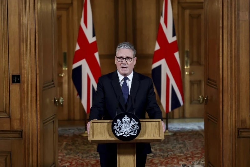 El primer ministro británico, Keir Starmer, pronuncia una declaración en el número 10 de Downing Street el día en que el gabinete fue convocado para tratar la situación en Gaza, en Londres, el martes 29 de julio de 2025. | Crédito: Toby Melville, Pool Photo vía AP