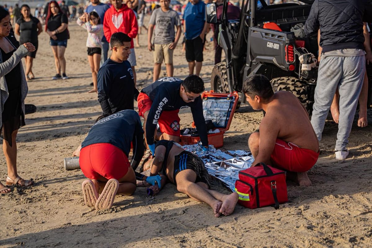 Los hermanos fueron arrastrados por una corriente y rescatados por salvavidas; uno presentó hipotermia. Foto: Border Zoom