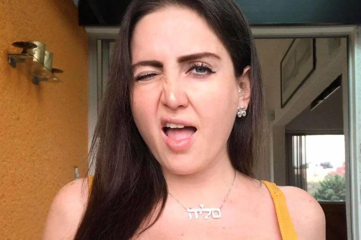 Celia Lora comparte foto con pronunciado escote