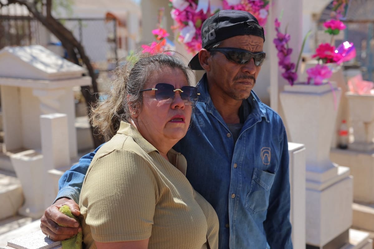 Los hermanos Norma Alicia y Carlos Armando Bojórquez Heredia, visitaron la tumba de su mamá María de
los Ángeles. | Crédito: Julio A. Clark