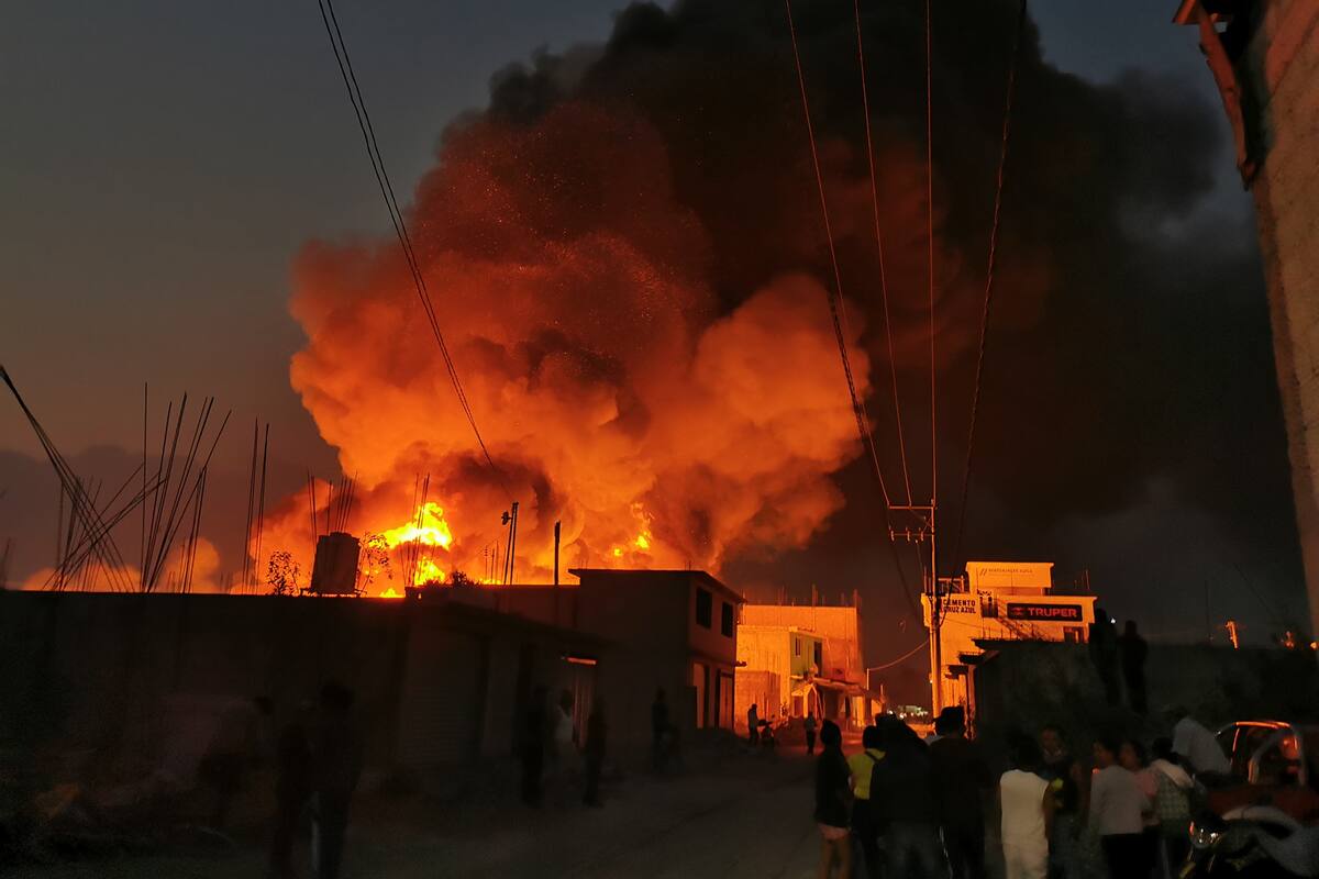 Registran fuerte incendio en fábrica de cables de CFE en Tezoyuca
