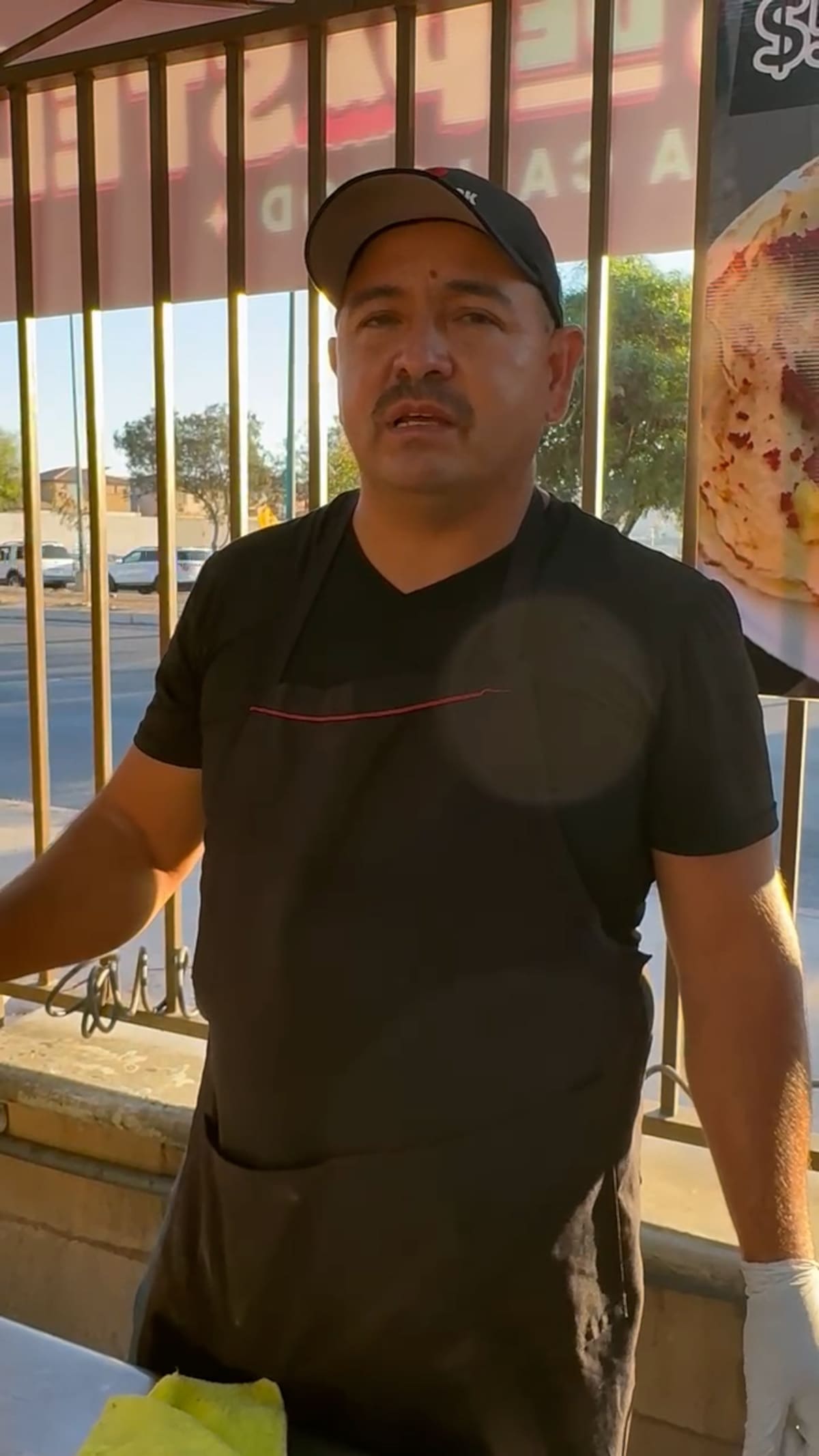 Homero Rentería, encargado del Tacotruck. / Foto: Carlos Cruz.