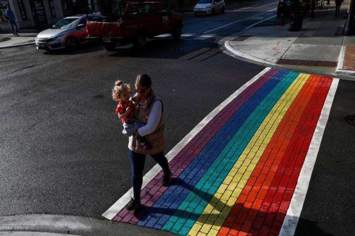 Pintan calles de arcoíris para el Pride Fest