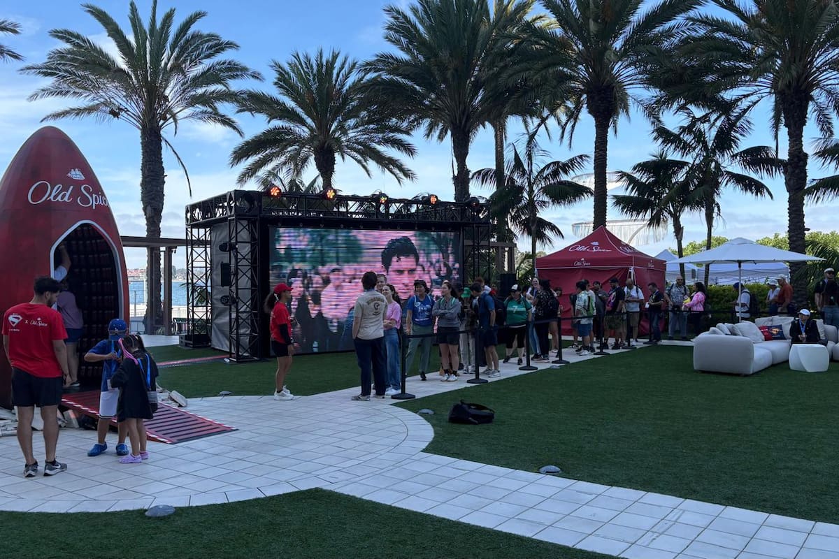 Comic con 2025: viven experiencia posando como Superman