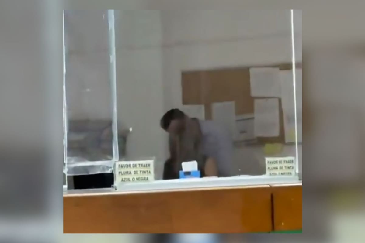 VIDEO: Personal del IMSS se besa en oficinas mientras los derechohabientes hacen fila