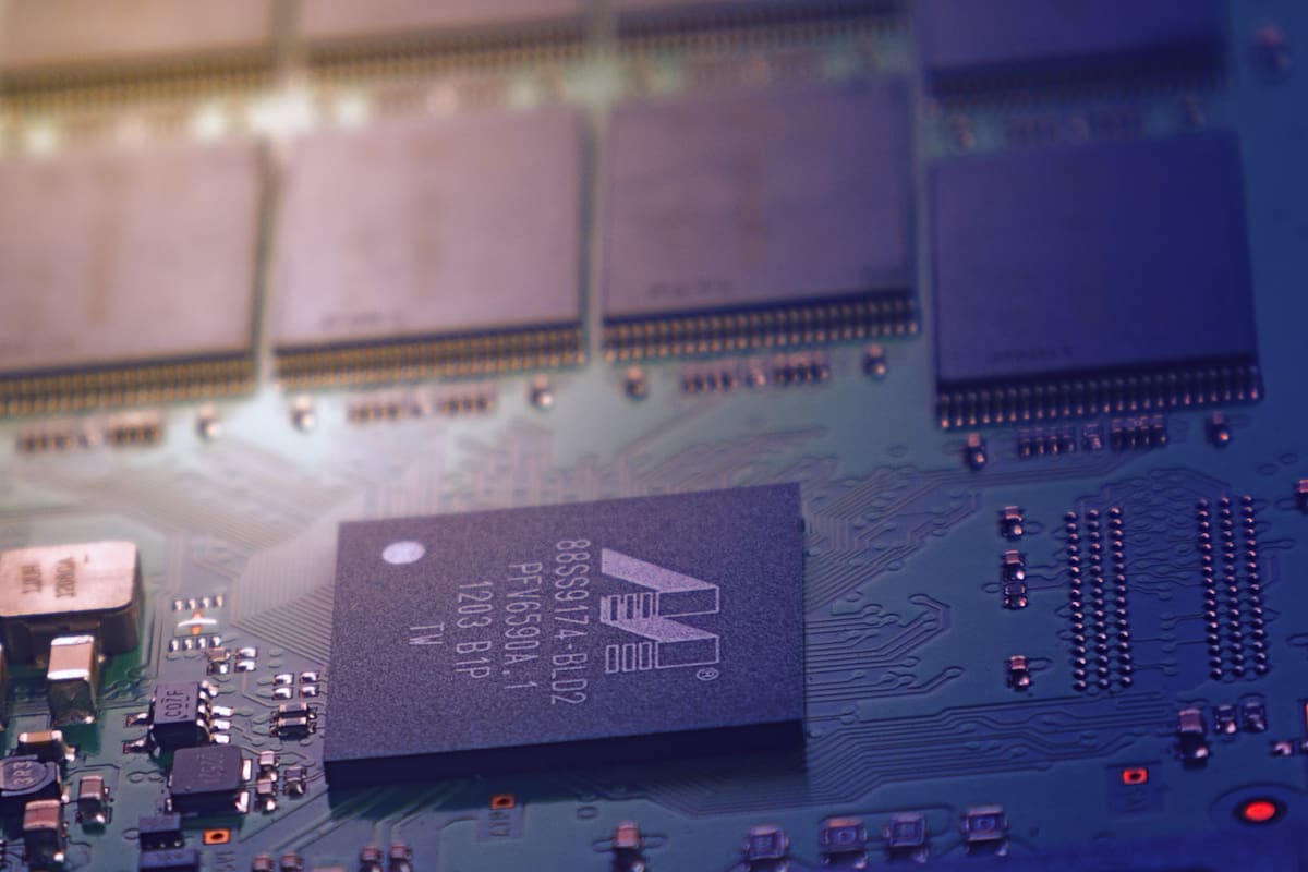 Imprimen circuitos electrónicos sobre la piel con luz LED: cómo funciona esta tecnología y para qué puede servir