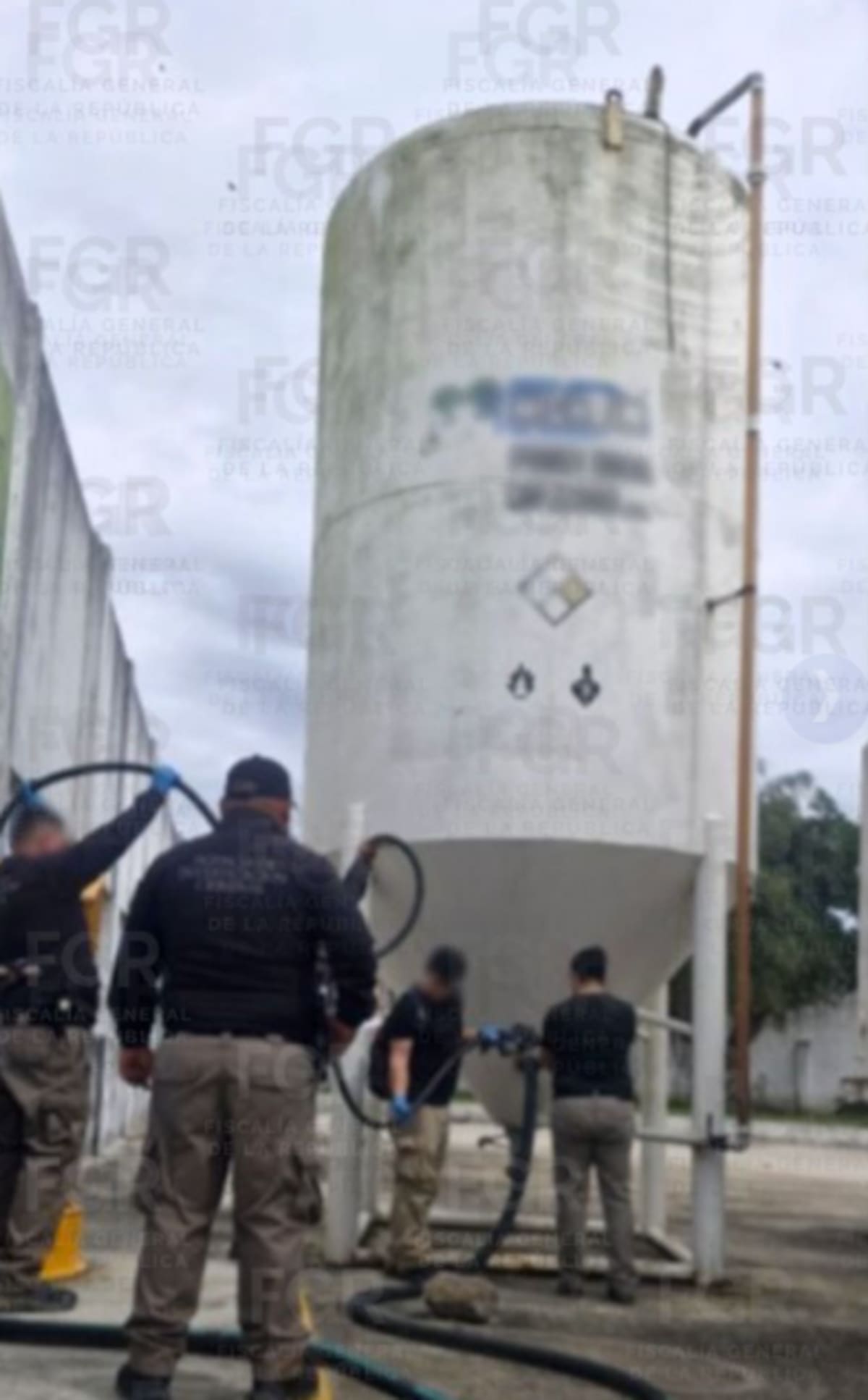 Autoridades aseguran 149 vehículos y más de 82 mil litros de ‘huachicol’ en Minatitlán, Veracruz. (FGR)