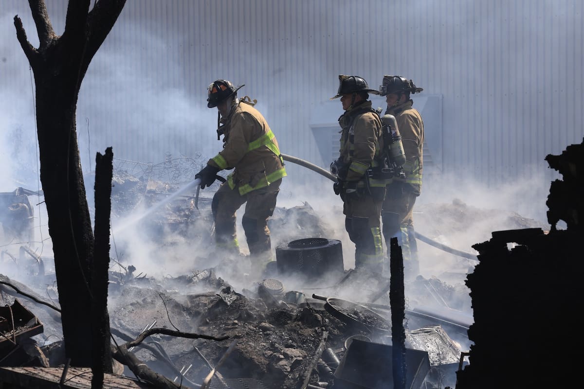 Incendio en terreno baldío de Tijuana consume basura y pastizal; no hay heridos