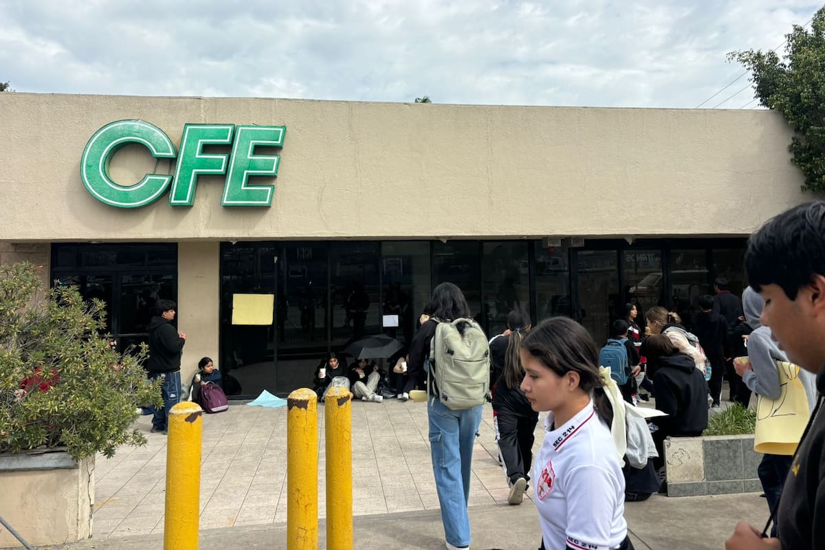 Estudiantes bloquean bulevar Benítez en Tijuana para exigir conexión de luz en secundaria y preparatoria