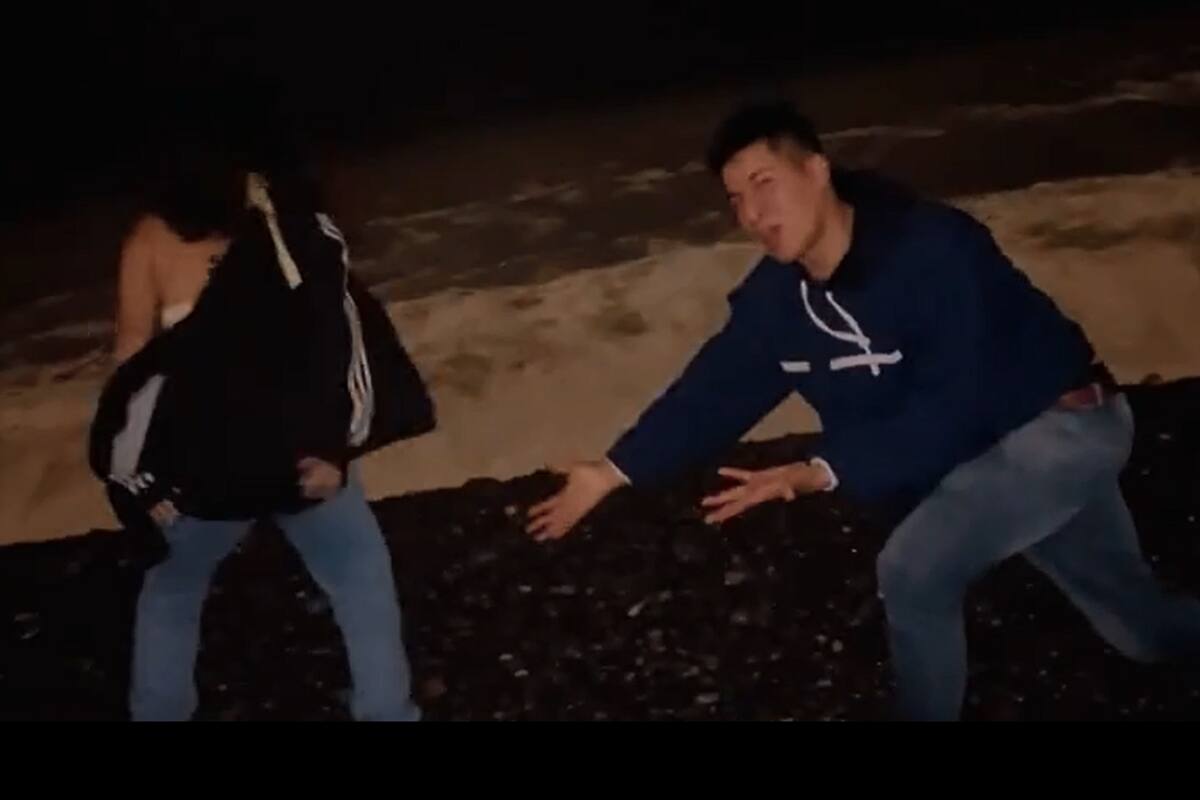 TIKTOK VIRAL: Pareja se graba bailando en la playa pero una ola los moja