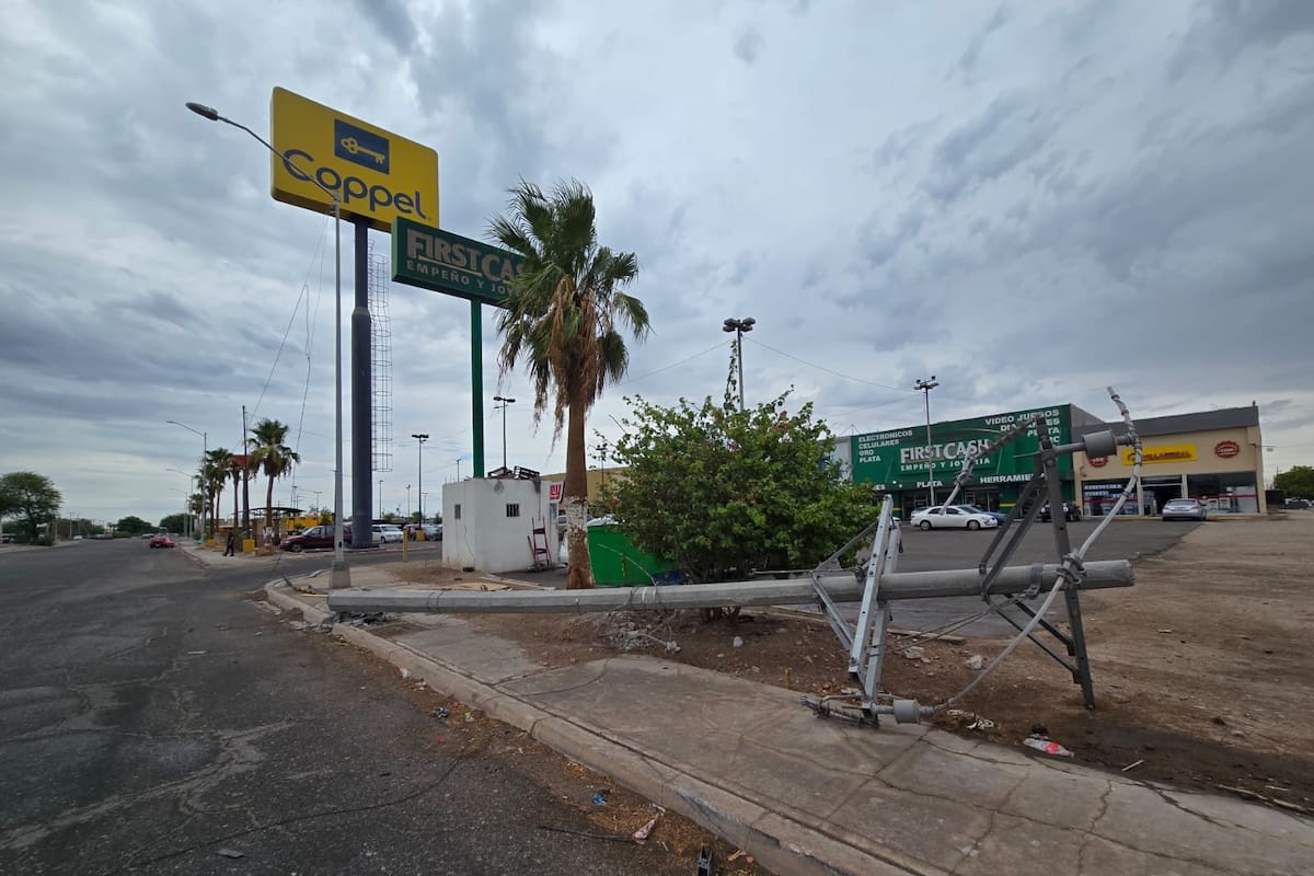Jóvenes derriban poste de concreto con un Infiniti en el poniente de Mexicali y huyen del lugar