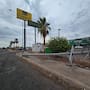 Jóvenes derriban poste de concreto con un Infiniti en el poniente de Mexicali y huyen del lugar