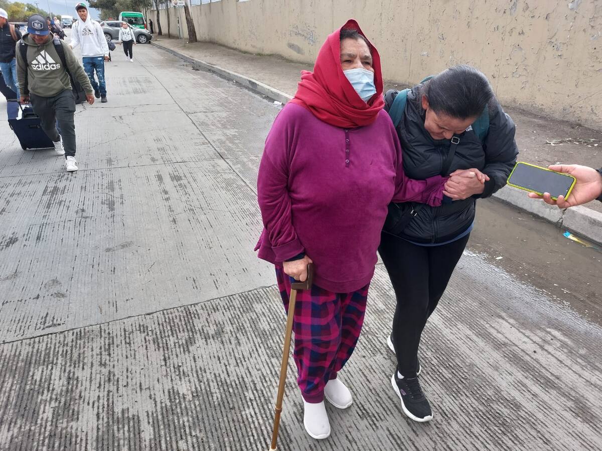 Los pasajeros de todas las edades tuvieron que caminar bajo la lluvia.