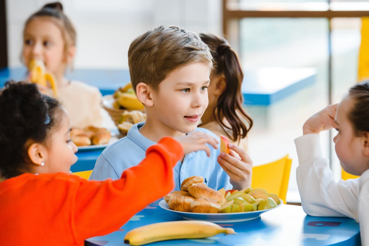 Niños que comen en exceso podrían estar expresando emociones reprimidas, según un estudio