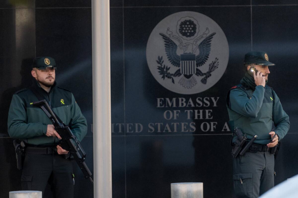 Interceptan carta bomba en la embajada de EU en España; ya son seis envíos similares