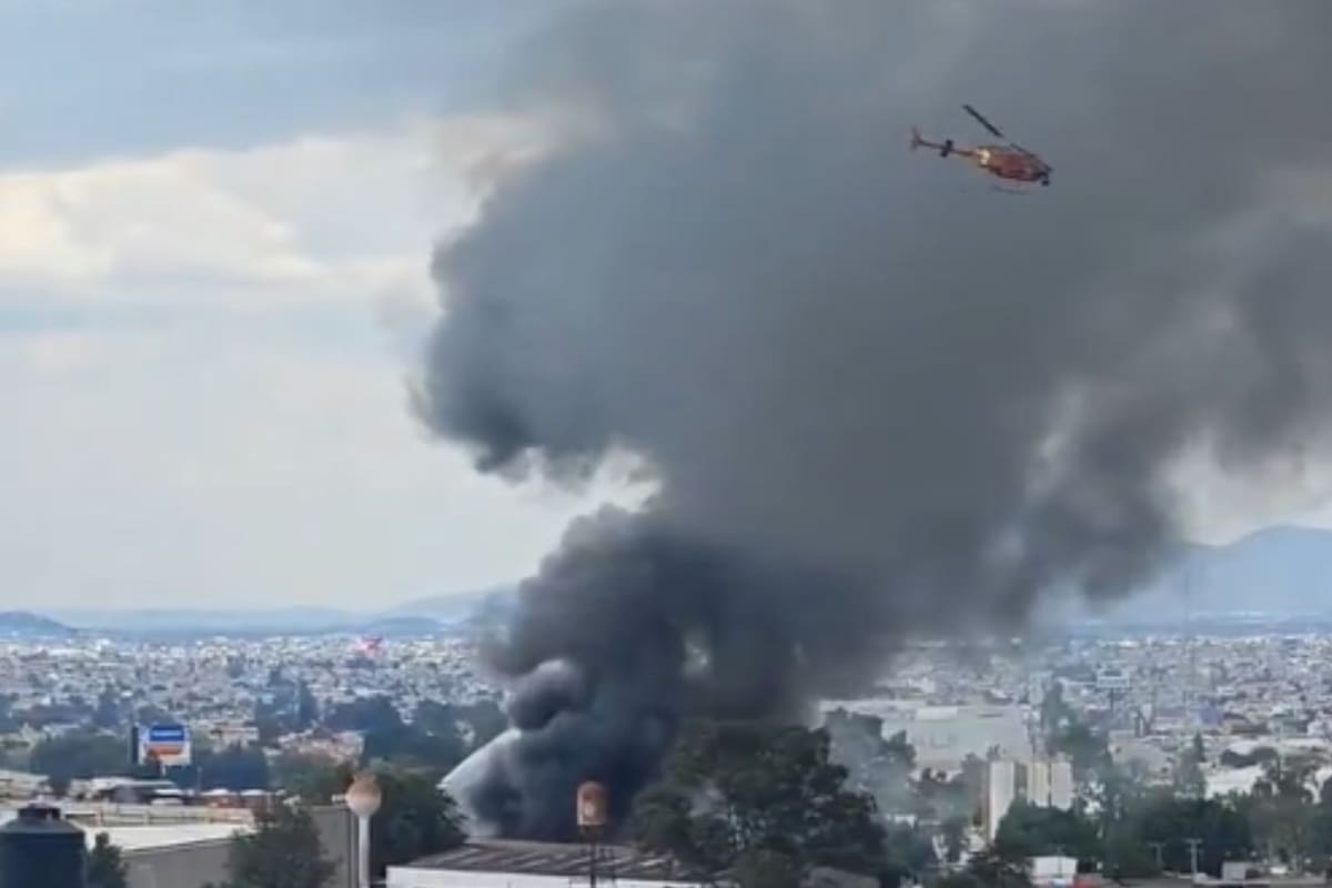 Incendio de gran magnitud en bodega de pinturas alarma a Los Reyes La Paz