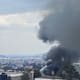 Incendio de gran magnitud en bodega de pinturas alarma a Los Reyes La Paz