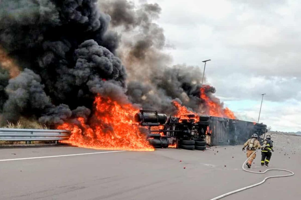 Se incendia tráiler cargado de manzana en carretera Hermosillo-Guaymas; hay un lesionado