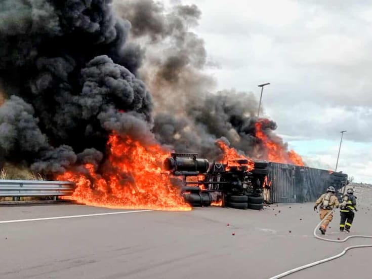 Se incendia tráiler cargado de manzana en carretera Hermosillo-Guaymas; hay un lesionado