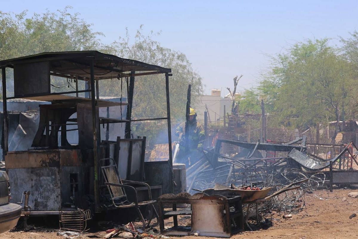 Taller mecánico improvisado en la invasión Guayacán se incendia en Hermosillo: joven resulta lesionado y múltiples autos quedan calcinados