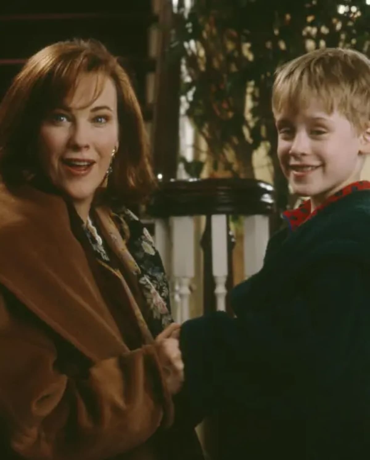 Catherine O’Hara y Macaulay Culkin en “Mi pobre angelito” / Cuenta de X: @HollywoodHandle