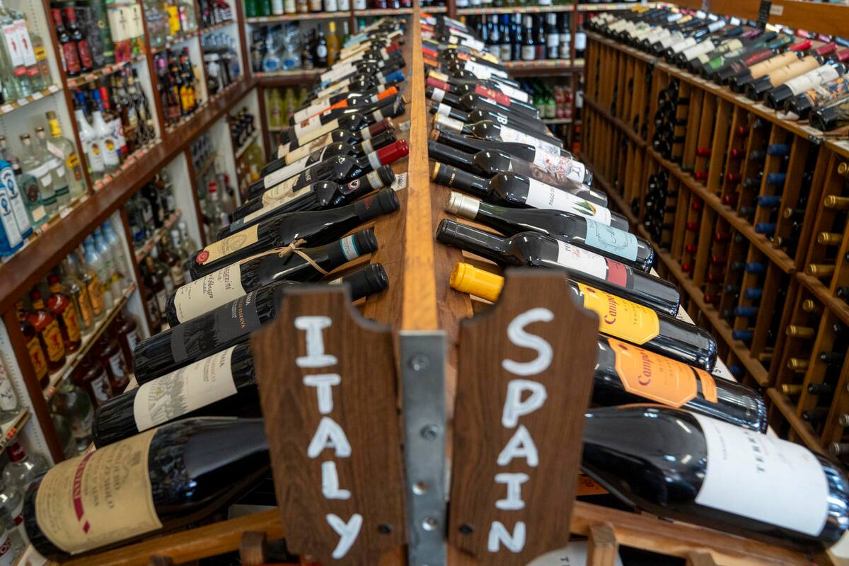 -FOTODELDÍA- AME9018. NUEVA YORK (ESTADOS UNIDOS), 13/03/2025.- Fotografía de unas botellas de vino en una tienda de licores este jueves, en Nueva York (Estados Unidos). El presidente estadounidense, Donald Trump, amenazó con imponer un arancel del 200 % al vino y al resto de bebidas alcohólicas procedentes de la Unión Europea (UE) en represalia por los planes de Bruselas de gravar las importaciones de whisky estadounidense, una medida que podría empeorar aún más la actual guerra comercial. EFE/ Angel Colmenares