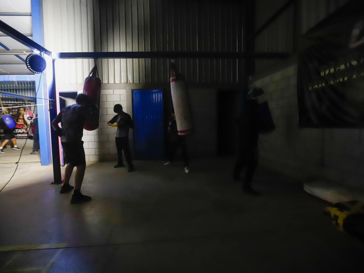 Sin electricidad desde hace dos meses, una entrenadora y sus alumnos mantienen vivos sus entrenamientos con una planta de luz; Pese a la falta de apoyo oficial, el boxeo en el Cóndor se niega a desaparecer l Foto: Juan Jesús Moarles
