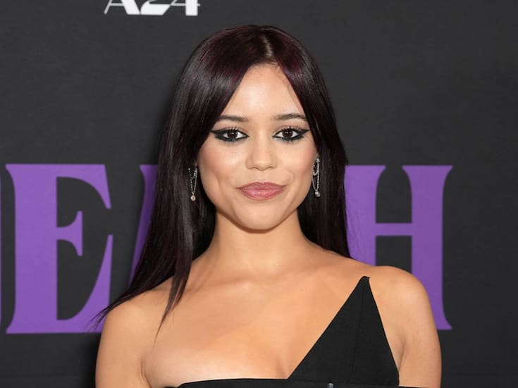 Jenna Ortega: Es “Muy Fácil de Aterrorizar” por la IA y Siente que “Abrimos la Caja de Pandora”