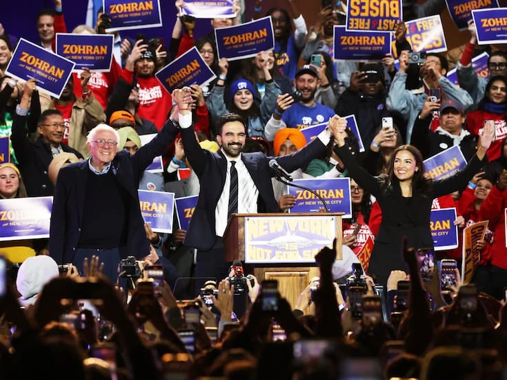 El socialista-demócrata Zohran Mamdani jura como alcalde de Nueva York; Bernie Sanders y Alexandra Ocasio-Cortez fueron invitados a la ceremonia