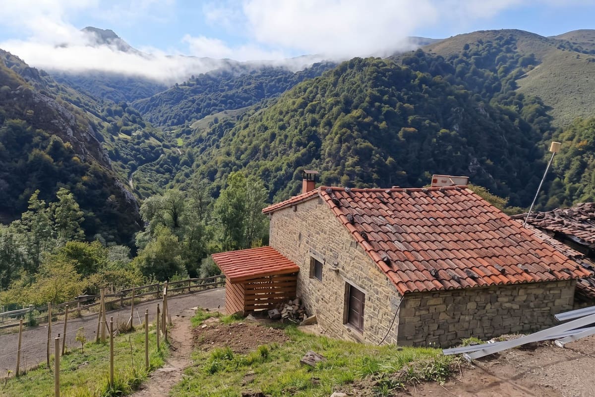 Ofrecen alojamiento en una casa aislada de Asturias a quienes quieran colaborar en su reconstrucción, cortar leña, reparar muros y trabajar en el huerto durante estancias de varios días