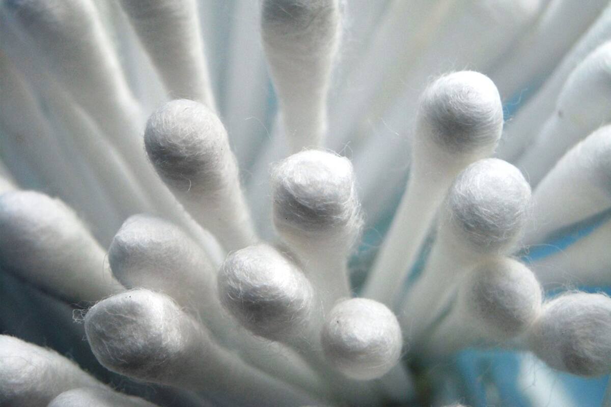 ¿Es de verdad peligroso limpiarte los oídos con bastoncillos de algodón?