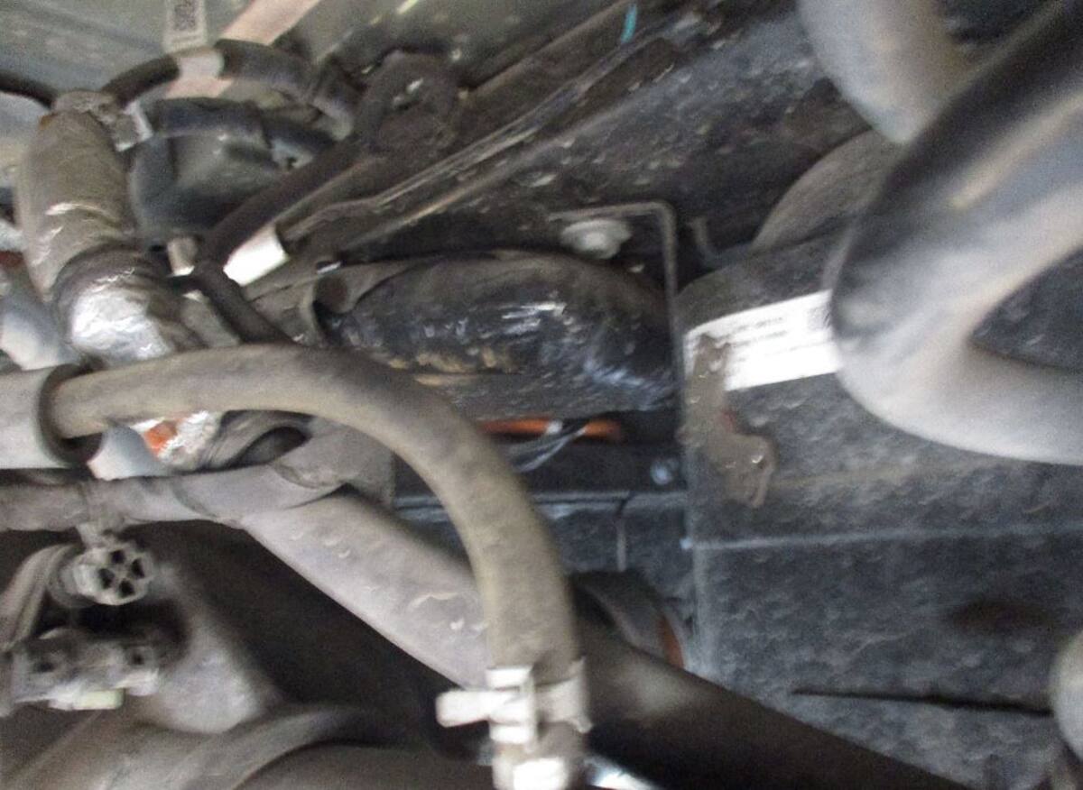 La droga fue decomisada en la parte inferior del automóvil.