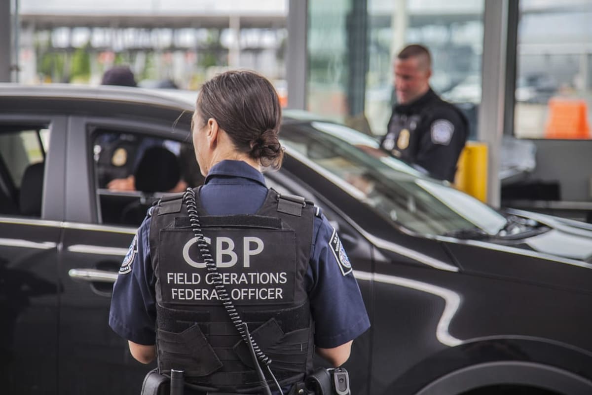 CBP señala que las revisiones de dispositivos electrónicos representan una proporción reducida del total de viajeros que ingresan a Estados Unidos. FOTO: ESPECIAL