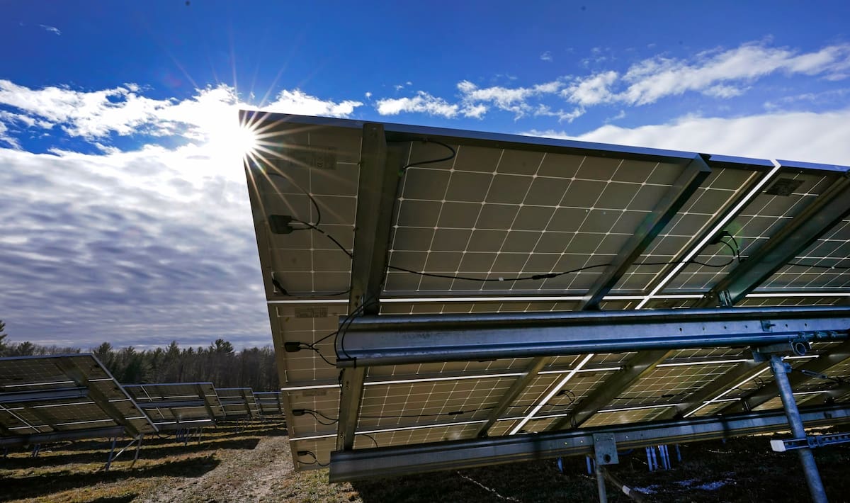 Algunas plantas han empezado a instalar paneles solares para ayudar a reducir
el problemas y bajar los costos de electricidad.
Foto de referencia: AP Foto/Elise Amendola, Archivo