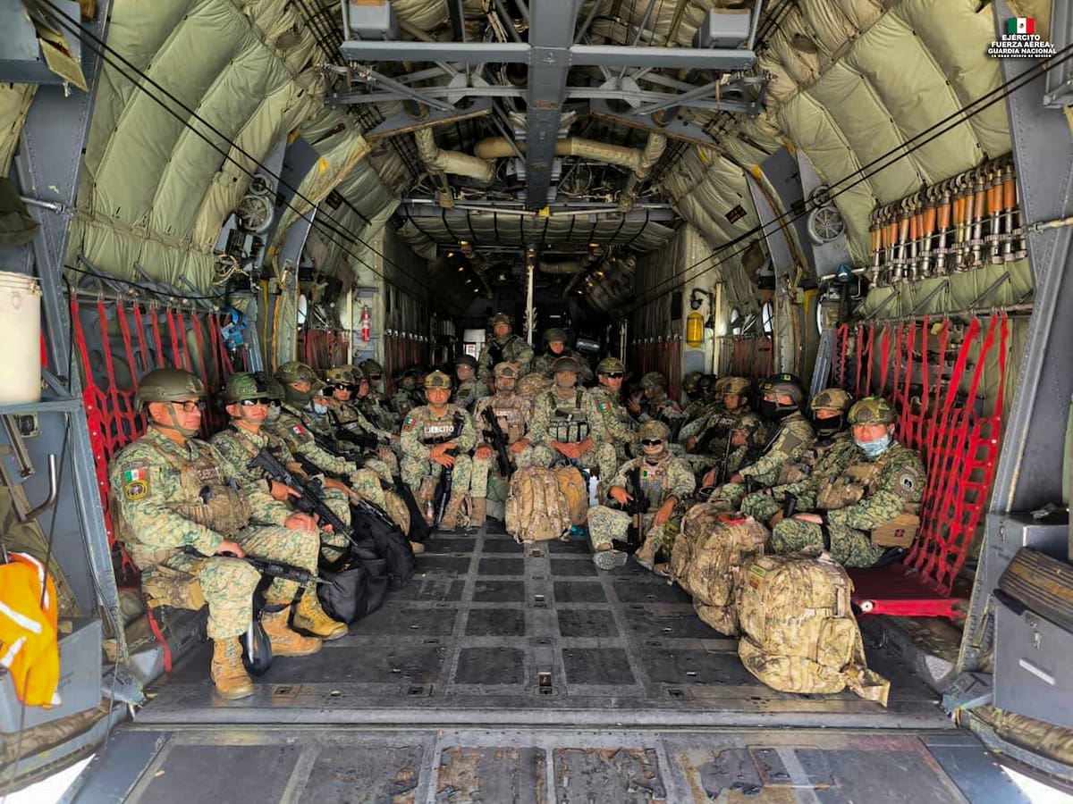 La Secretaría de la Defensa Nacional envió 90 integrantes de Fuerzas Especiales a Sinaloa en un avión C-130 Hércules, despegando desde Santa Lucía hacia Culiacán.