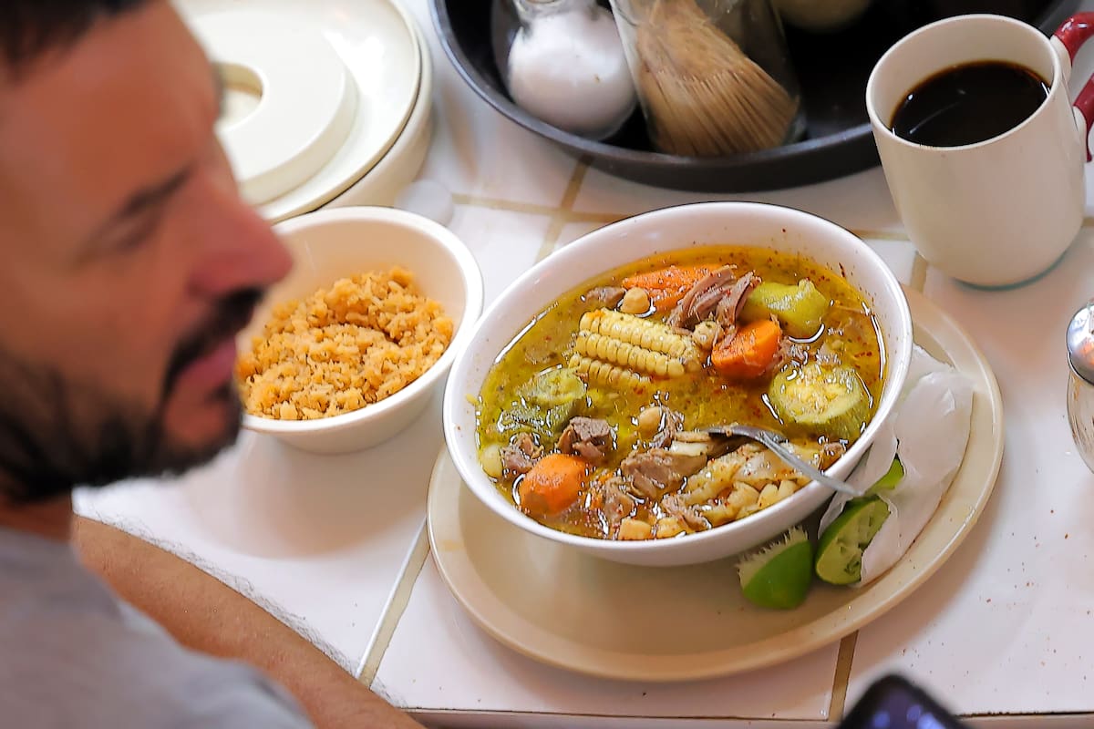 Menudo, pozole, cocido y gallina pinta son de los caldos favoritos de los comensales que acuden al Mercado Municipal.