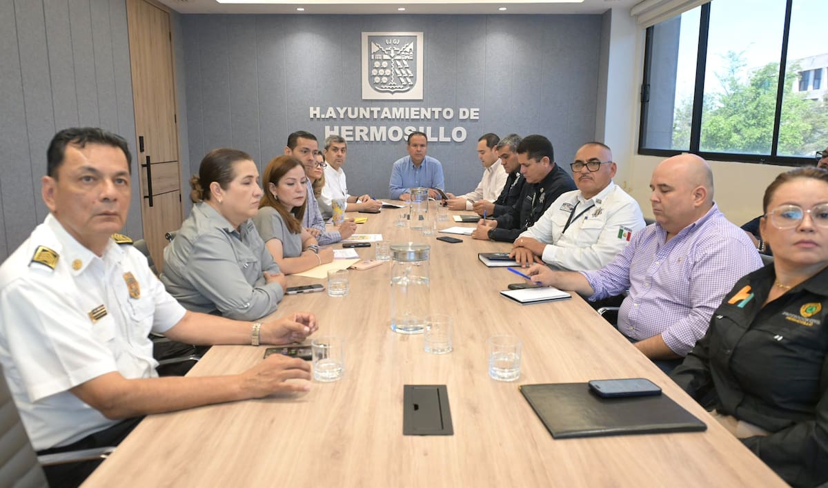 El alcalde Antonio Astiazarán coordinó el operativo integral de se-
guridad y vigilancia para Fiestas del Pitic 2026. FOTO: ESPECIAL