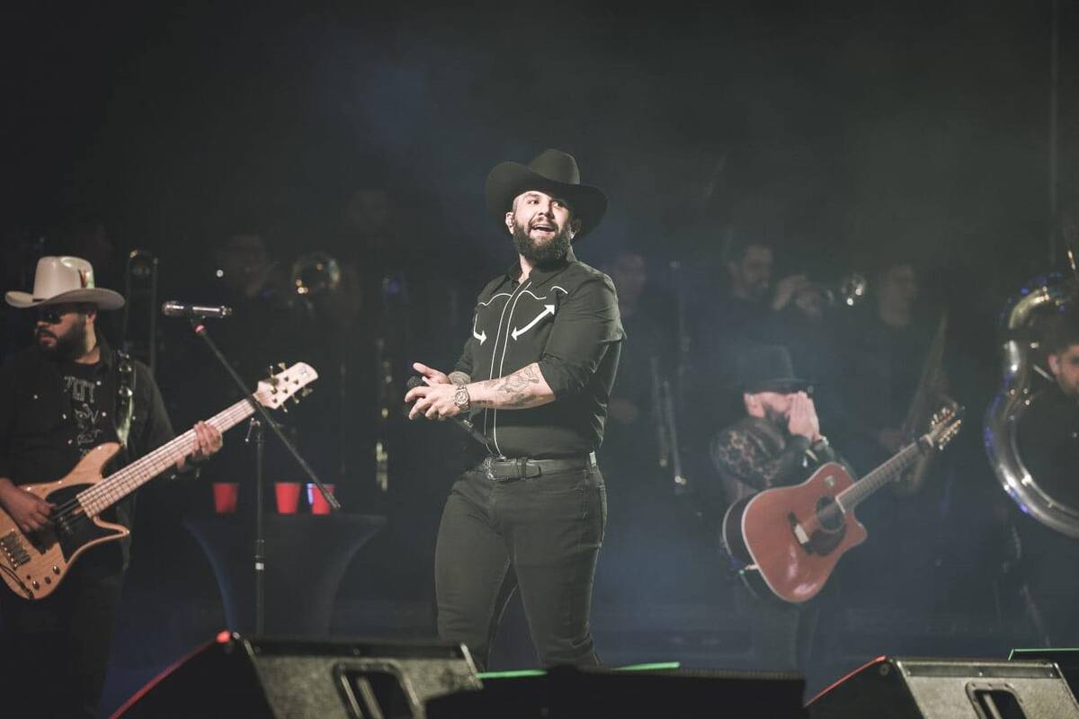 Carin León lanza “Boca Chueca, Vol. 1″, un disco de rock-country-pop