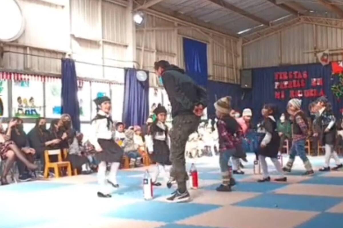 VIDEO: Papá se mete a bailar con su hija en bailable escolar tras quedarse sin pareja