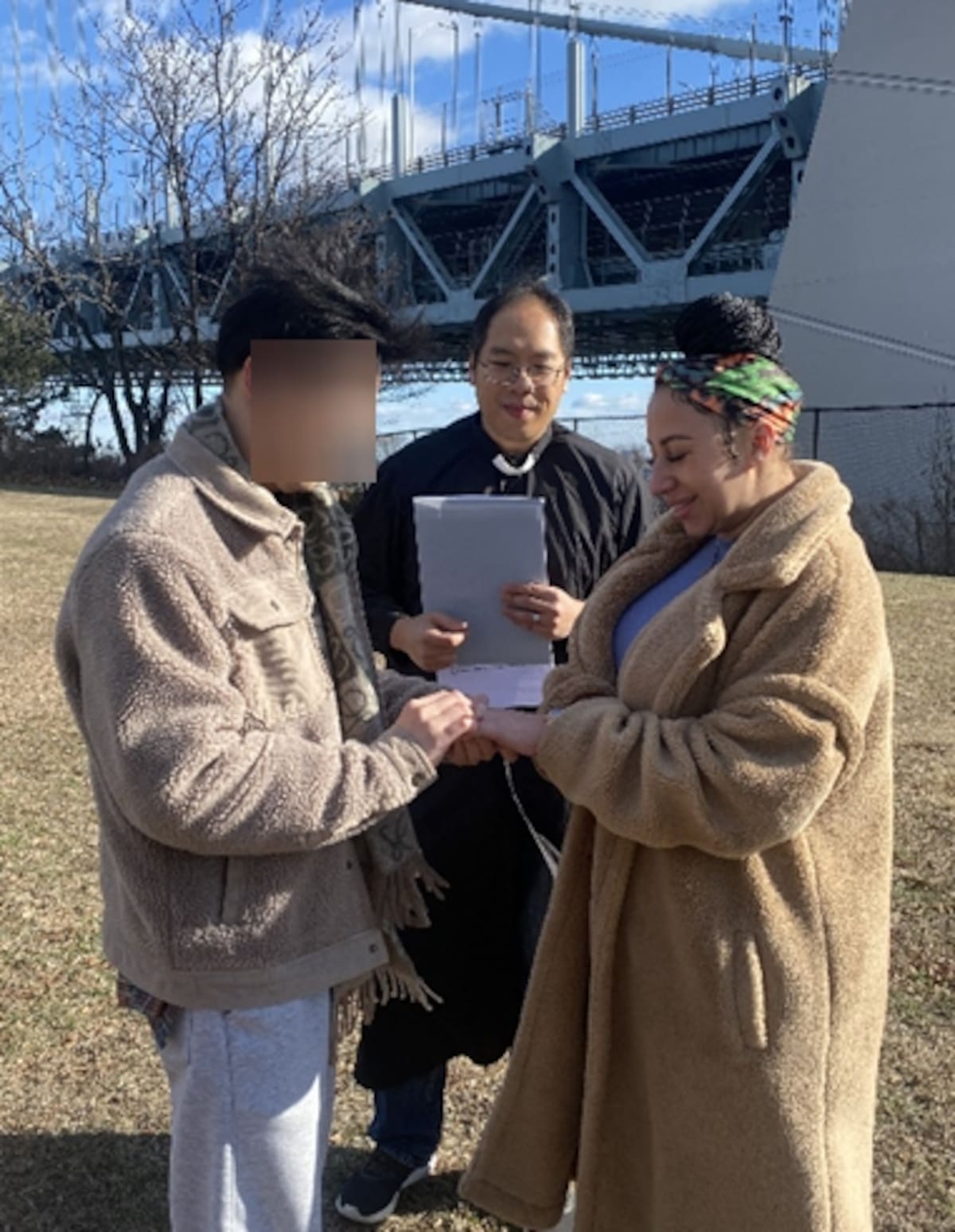 Un ciudadano extranjero (izquierda), Anthony Cheng (centro) y Erika Johnson (derecha) en una ceremonia de matrimonio simulada alrededor del 15 de enero de 2025. Fotografía indexada en la acusación formal. | Crédito: Departamento de Justicia de EEUU