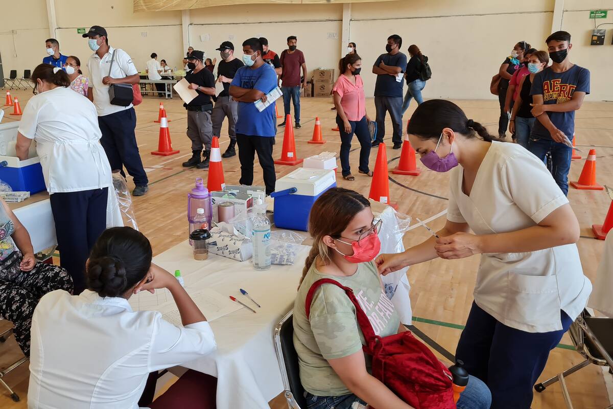Hermosillenses aprovechan su última oportunidad para vacunarse contra Covid-19