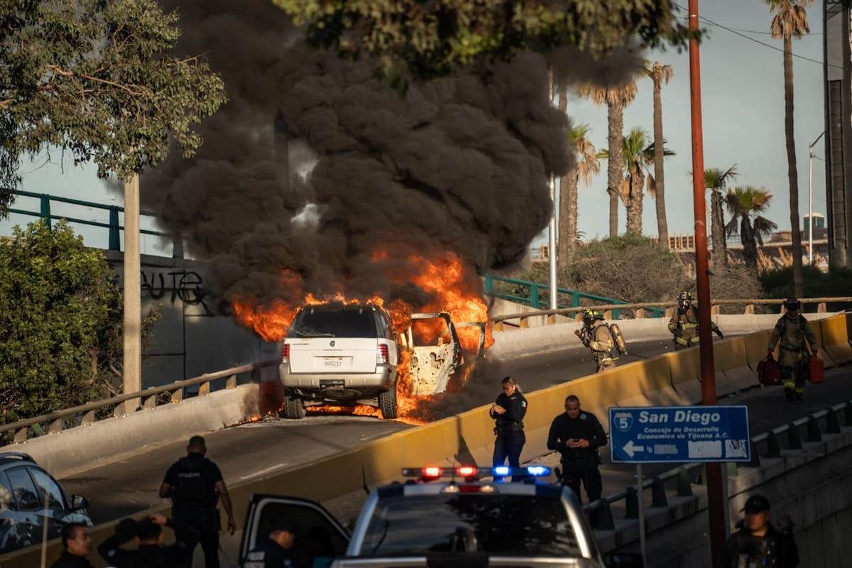 El siniestro obligó al cierre temporal del acceso mientras bomberos controlaban el fuego. Foto: Border Zoom