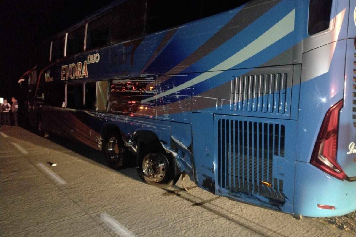 Accidente entre camión y auto deja 15 personas lesionadas en el libramiento de Hermosillo