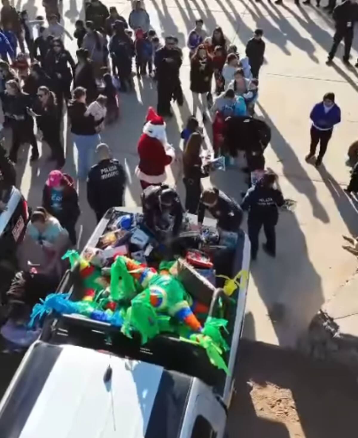 Policías entregan regalos a niños de la colonia Amapolas. / Policía de Hermosillo.