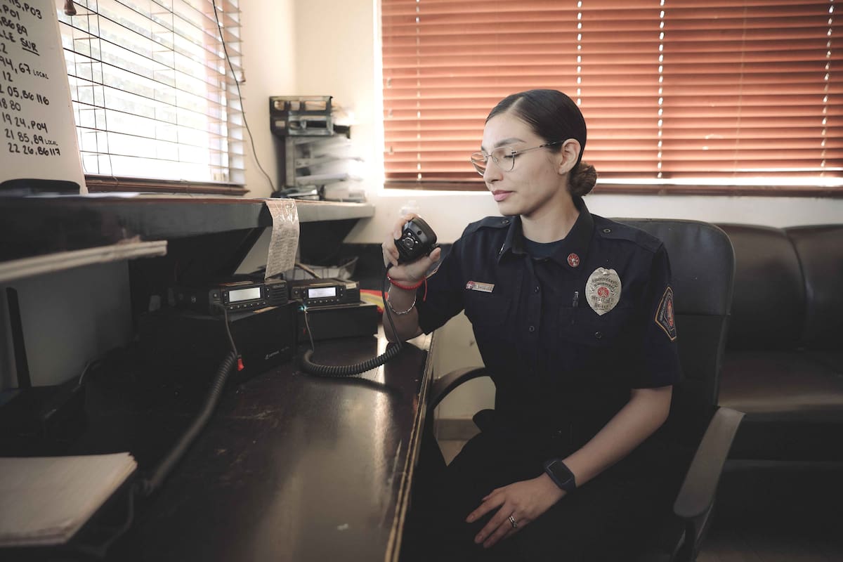 “Ser mamá siempre fue mi sueño, pero sabía que sería difícil balancearlo con esta profesión”, dice Ofelia Vázquez del Campo, radioperadora de Bomberos. l Foto: Daniel Reséndiz