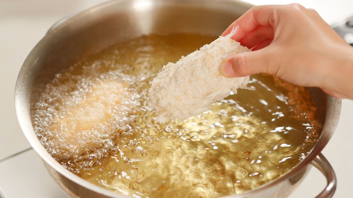 Cómo evitar que el aceite salpique al freír | Foto: Especial (Canva)